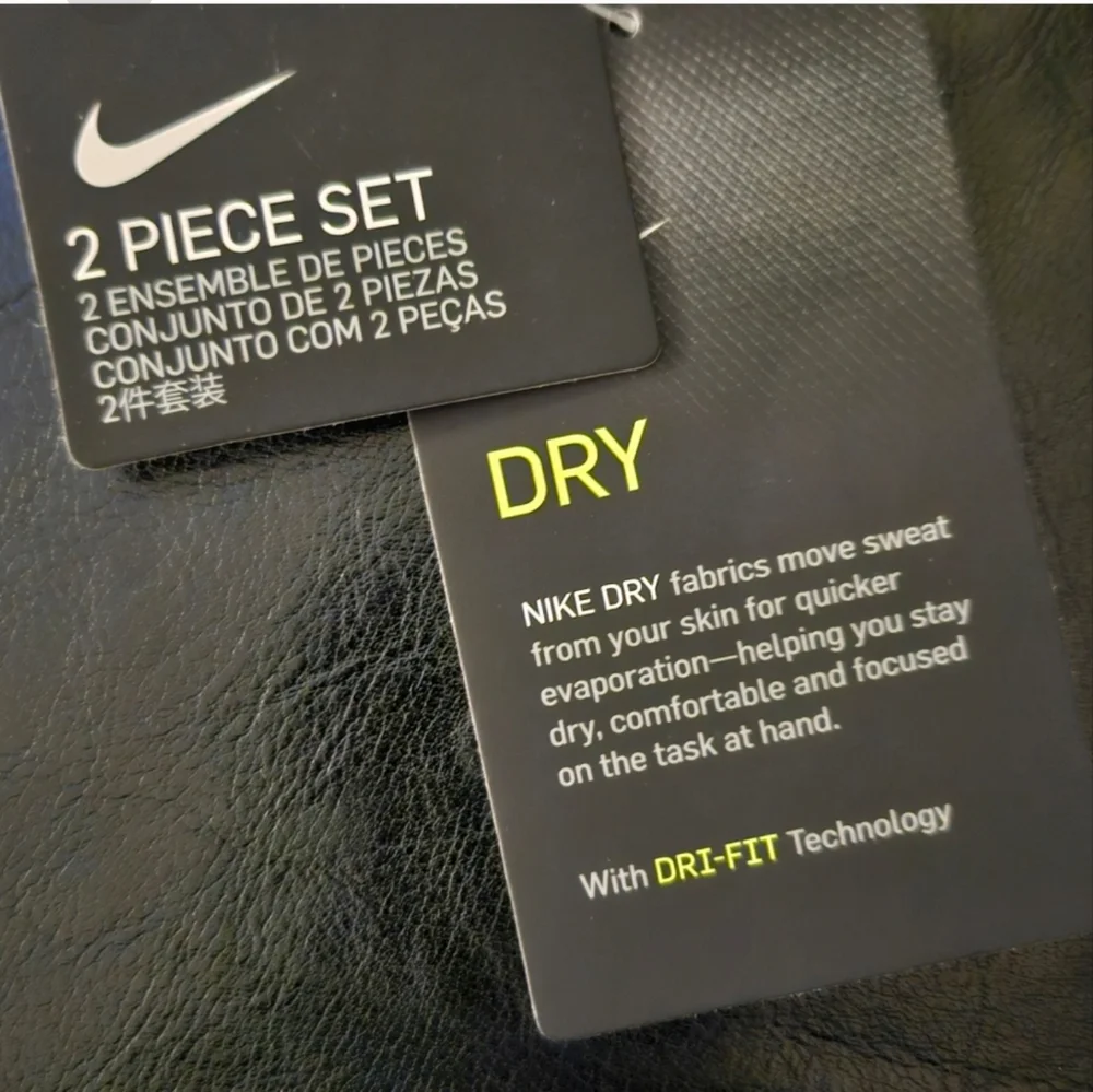 Nike Infant Girl’s Dri-Fit T-Shirt & Shorts Set (2-pieces) 18m nwt